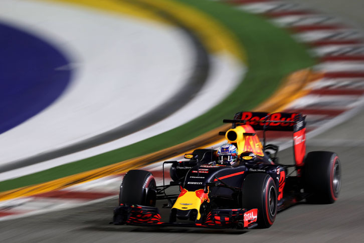 コースの性質がモナコに近いとされるシンガポール。今年モンテカルロで優勝目前だったリカルド（写真）は、打倒メルセデスを胸に予選では2番手に入り、レースでは最後まで優勝を諦めず力走を続けた。ロズベルグの0.488秒後方、2位でフィニッシュ。あと1周あればポディウムの頂点もありえたが、その表彰台ではすがすがしい笑顔を見せていた。（Photo=Red Bull Racing）