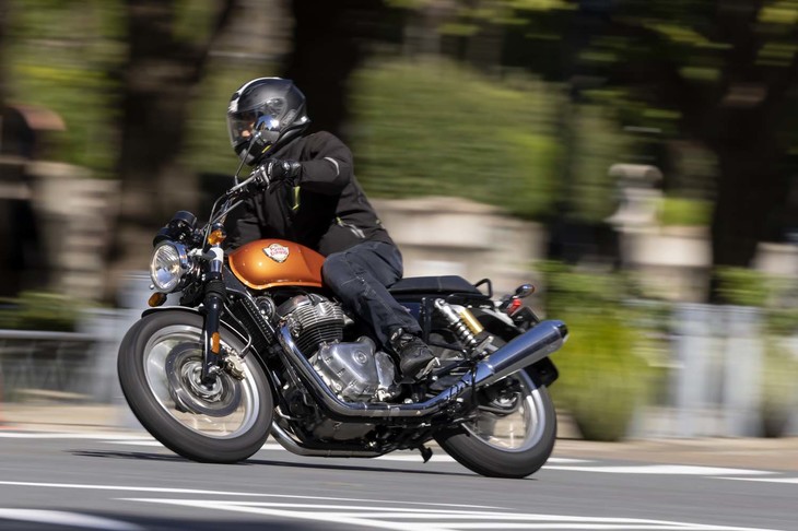 前傾姿勢を強いられることはないが、ライディングポジションは、外側に張り出したステップのせいもあり独特だ。