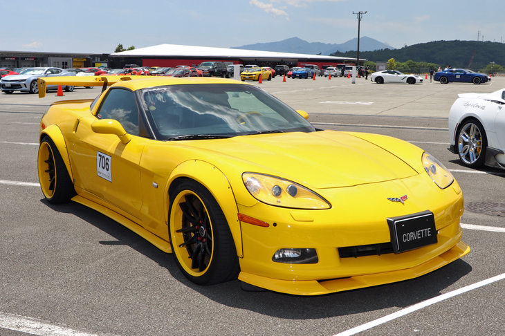 2005年に登場した6代目「コルベット」（C6型）。ひとことで言えば、C5の課題を洗い出すことで当時“究極のコルベット”を目指したモデルだ。このため、C5と共通するメカニズムは多いものの、その中身は想像以上に刷新されていた。スタイリングもC5のイメージを受け継ぐものだが、よりマッチョでエッジの効いたものに進化。空力特性も改善され、Cd値は0.28となった。7リッターV8 OHV自然吸気エンジンの「Z06」に加え、スーパーチャージャーで武装した最高出力647PSの6.2リッターV8 OHVエンジンを搭載する「ZR1」も登場。いずれもアメ車らしい豪快さを感じさせるハイパフォーマンスモデルだった。