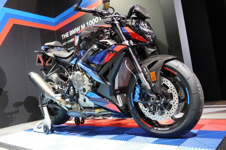 ブースには、高性能バイク「BMW M 1000R」も展示された。