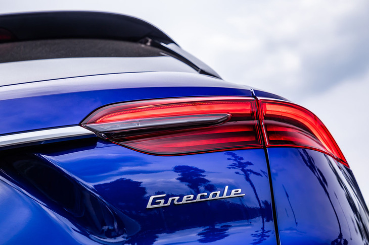 車名の「グレカーレ（Grecale）」は、「地中海に吹く北東風」を意味するイタリア語。テールランプは、かつてジョルジェット・ジウジアーロ氏がデザインを手がけた「3200GT」のブーメラン型をモチーフにしたと紹介される。