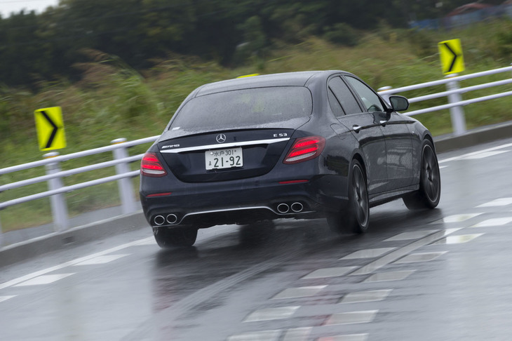 ESPは、標準モードのほかに一定のドリフトアングルを許容する「ESPスポーツハンドリング」モードが用意される。「ESP OFF」も選択可能。