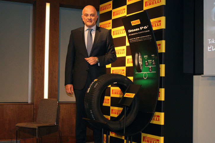 「ピレリ・チントゥラートP6」とピレリジャパンのディミトリオス・パパダコス代表取締役社長CEO。
