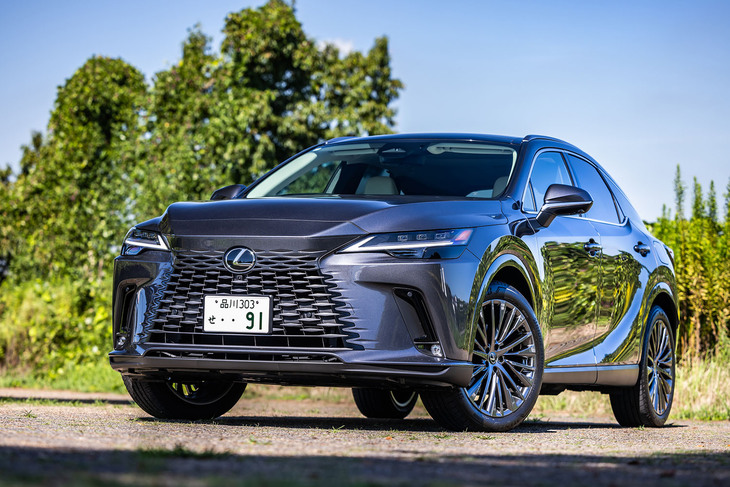 2022年11月に発表された最新型「レクサスRX」。グローバルでは５世代目にあたる。今回は2023年７月に追加設定された2.5リッター直4ハイブリッド「RX350h」を郊外に連れ出した。
