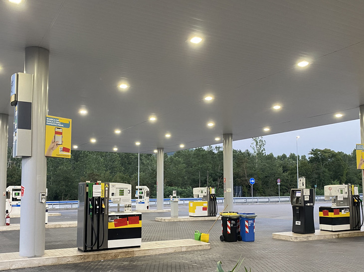 給油機から広告まで、エニ時代のロゴは徹底的に隠されている。