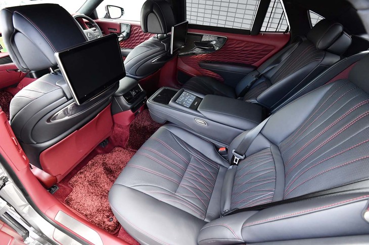 上級グレード“エグゼクティブ”では、左後席でエンターテインメントモードを選んだ際の足元空間や前方視界を拡大。快適性を向上させた。