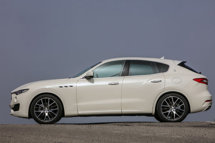 アクティブエアサスペンションが標準で装備され、地上高を6段階で調整することができる。標準時（ノーマルモード選択時）は207mm。