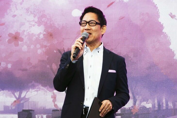 ステージではいよいよトークショーがスタート。司会を務めるのは、F1の実況でおなじみのアナウンサー、ピエール北川氏だ。