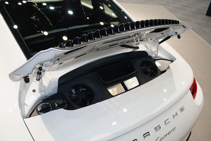 「ポルシェ911カレラ」（タイプ991 II）のリアフードを開けたところ。「3.0」の文字が確認できる。従来同様、エンジン本体は見えない。