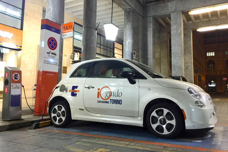 トリノ市などが主導し、EV「フィアット500e」などを使用していた「イオグイド」は、2017年3月をもってサービスを終了した。民間系である「CAR2GO」「エンジョイ」との競争に敗れた形だ。