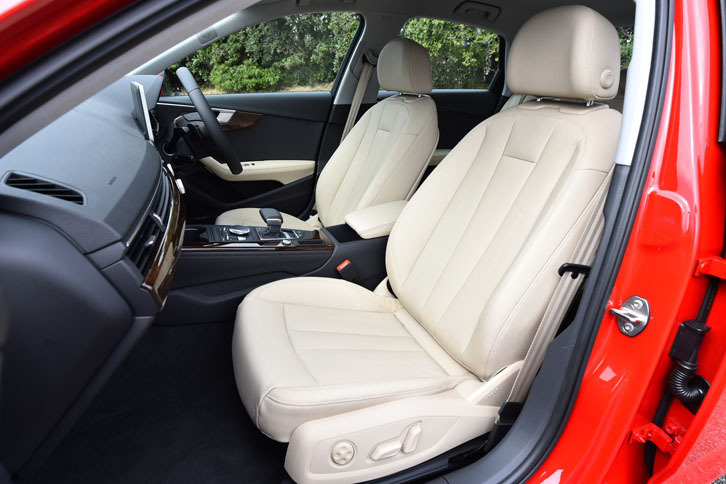 ミラノレザーが張られたオプションシート。色はアトラスベージュ。