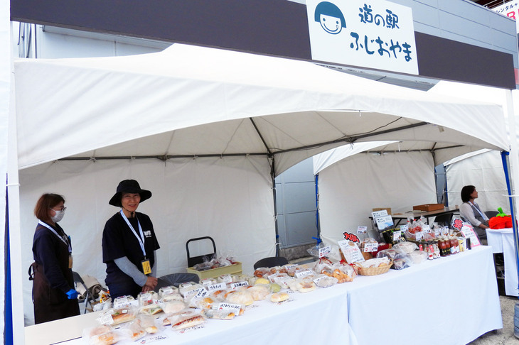 道の駅ふじおやまは、ブースでパンを販売。ふじおやまは国道246号線沿いの道の駅で、記者もロケや取材の終わりに、併設のレストランふじおやまでご飯をいただいたことがある。