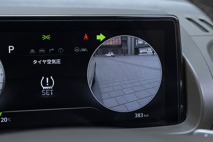 ウインカーを出した側のサイドカメラの映像をメーターパネルに映し出せるのは上位モデル譲りの機能。右左折時の巻き込み予防にありがたい。