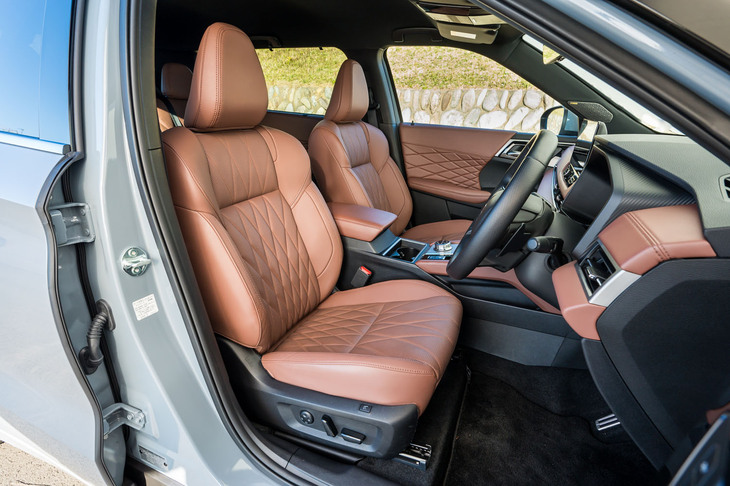 シート表皮はダイヤモンドステッチ入りのセミアニリンレザー。これまでのヒーターに加えて新たにベンチレーションが搭載された。