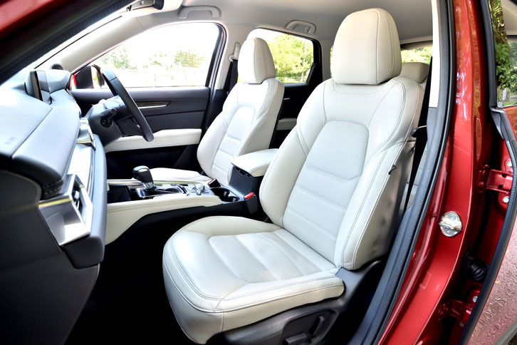 ピュアホワイトのパーフォレーション（穴あき）レザーシートが室内をクールに演出する。