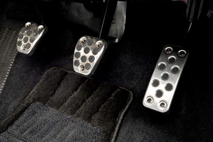 ABCペダルはステンレス製のスポーティーなもの。