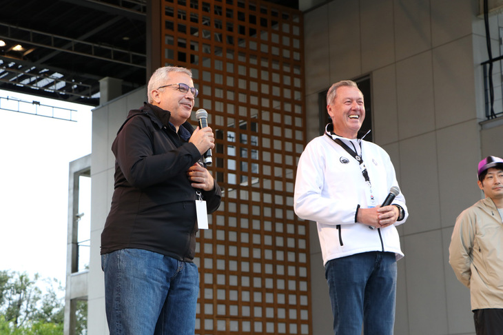 サプライズゲストとして、「カングー」を含むルノーの小型商用車部門の責任者であるハインツ・ユルゲン・レーヴLCV部門上席副社長（写真向かって右）が登壇。初参加となる「カングージャンボリー」の盛り上がりに感激し、「心が温かくなった」と述べた。