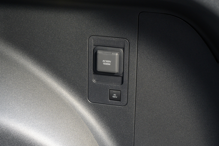 荷室の右壁面にはAC100V・1500Wのコンセントが備わっている。