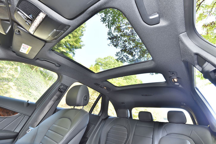 パノラミックスライディングルーフが標準で装着される。