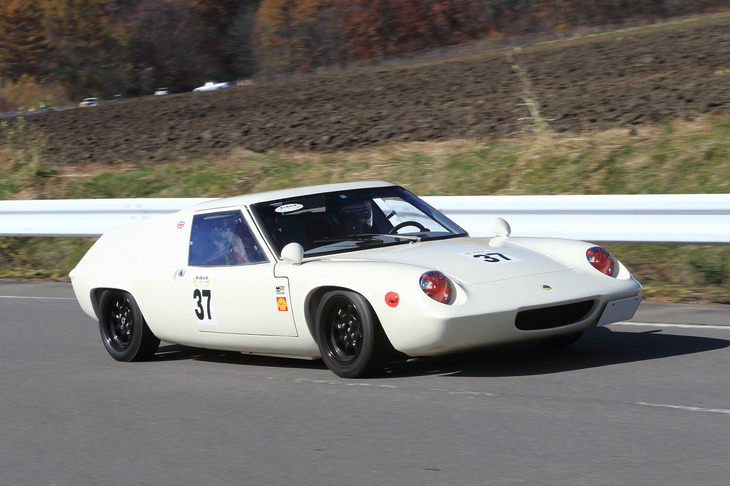 地を這（は）うような、低くて平べったいボディーデザインが特徴の「ロータス・ヨーロッパ（シリーズ1）」（1967年）。