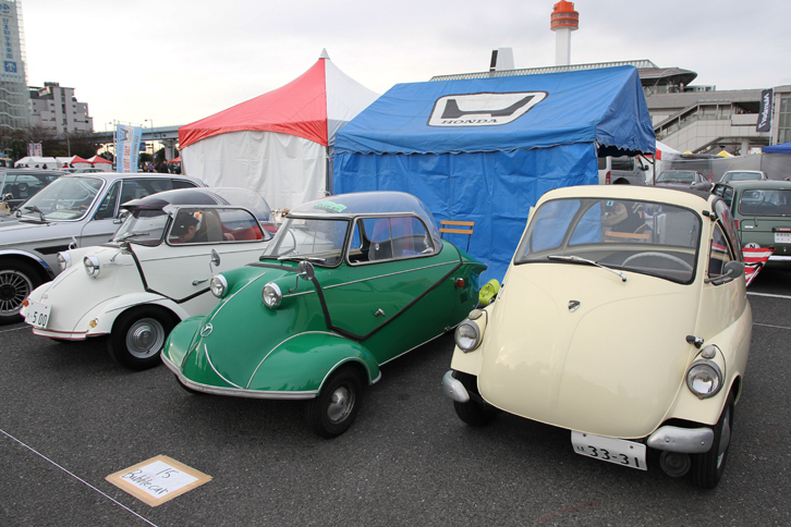 バブルカー・クラブは、（写真右から順に）ライセンス生産されたBMW製ではないオリジナルの1955年「イソ・イセッタ」、1955年「メッサーシュミットKR200」、1958年「同TG500」を展示していた。
