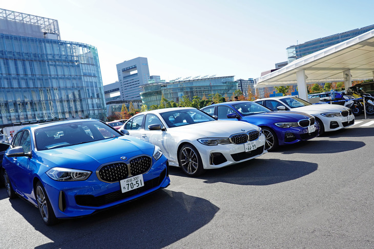 新型の「1シリーズ」（写真左）と「3シリーズ」が並ぶ。このほかにも店舗周辺には数多くの試乗車がそろっている。