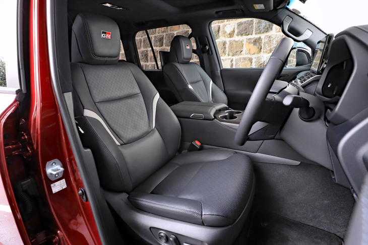 「GR」のロゴ入り本革シート。写真のブラックと、ブラックとレッドのツートンカラーから選択可能だ。