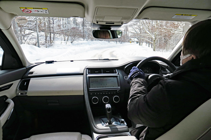 湖畔の道で「ベクター4シーズンズGEN-3 SUV」の実力を試す筆者。