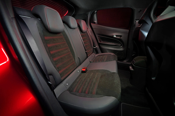 アルファ・ロメオ・ミラノ（リアシート）