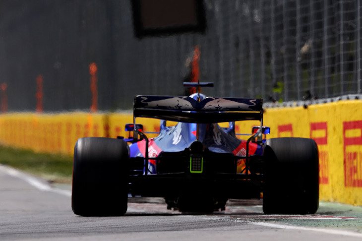 予選Q3進出をかけたQ2最後のフライングラップ中、マグヌッセンのクラッシュで出た赤旗に邪魔をされてしまったトロロッソ勢。ダニール・クビアト（写真）は予選12位、他車のペナルティーなどで繰り上がり10番グリッド。14番手タイムだったアレクサンダー・アルボンは13番グリッドからスタート。アルボンはオープニングラップの団子状態の中で他車に接触してしまいノーズ交換のため緊急ピットイン、テールエンダーとして周回を重ねたがリタイア。一方のクビアトは10位でゴールし、3戦連続、今季4度目となる入賞を果たした。（Photo=Toro Rosso）