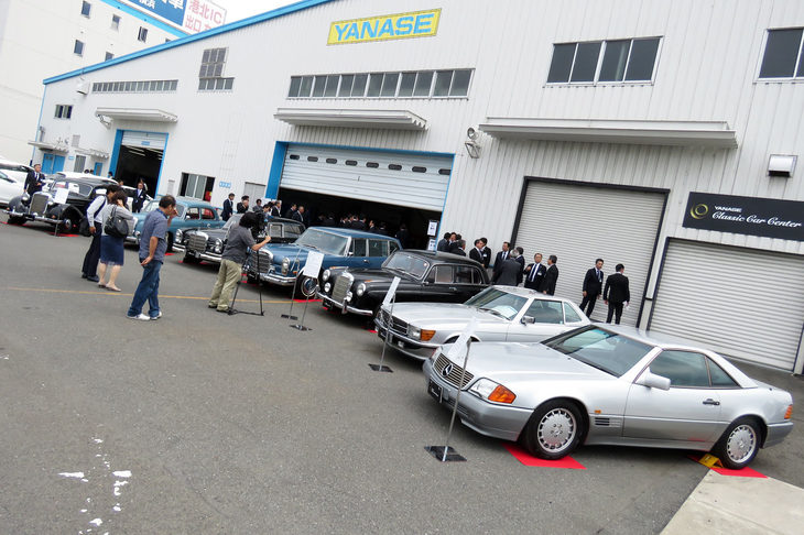 クラシックカーセンターの前に並べられたレストア車両。同所では“オールドタイマー”と呼ばれるクラシックカーはもちろん、ここ20～30年で生産された“ヤングタイマー”と呼ばれる世代の車両についても、レストアを行っている。