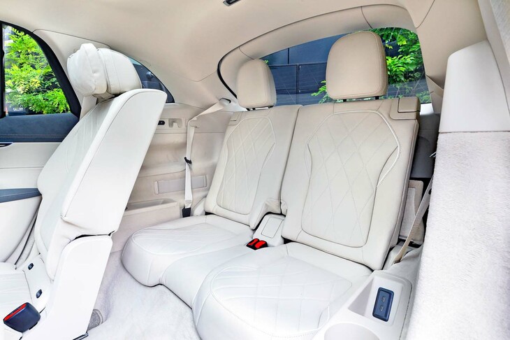 左右それぞれにシートヒーターやUSB Type-Cポート（しかも2個ずつ！）、ドリンクホルダーが用意されるなど、3列目シートも装備は充実。アクセスの際には、電動で2列目シートを退けることができる。