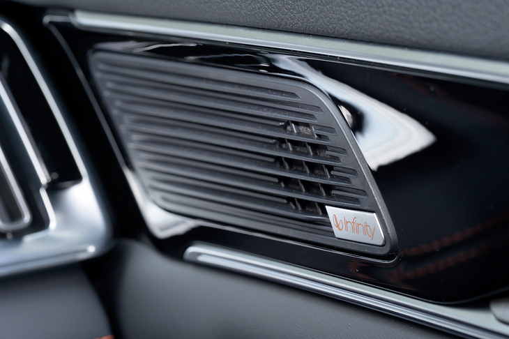 10スピーカーからなるインフィニティのサウンドシステムを装備する。