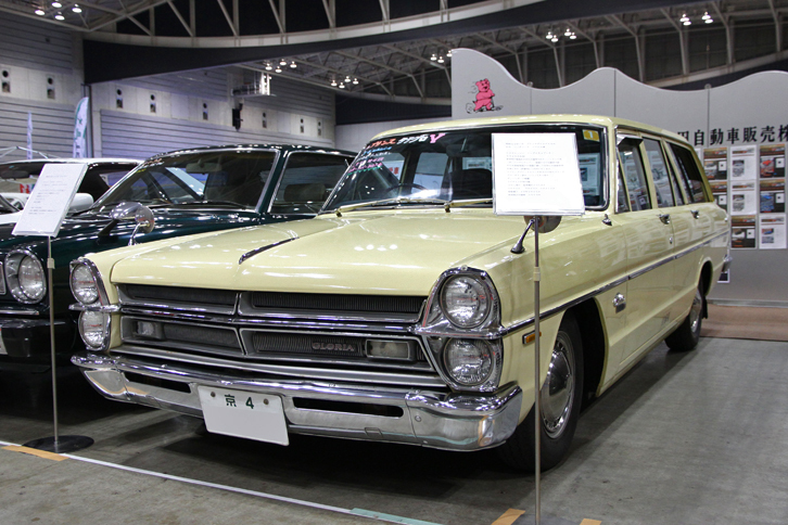 ローダウンされているが、「京4」のシングルナンバー付きで、おおむね新車時の塗装を維持しているという未再生の1970年「日産グロリア バン デラックス」。ヴィンテージ宮田自動車の出展で、価格は250万円。