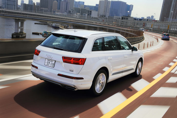 2リッターエンジンを搭載する「Q7」のJC08モード燃費は、最高12.6km/リッター。3リッターの上級モデルは、同11.7km/リッターと公表される。