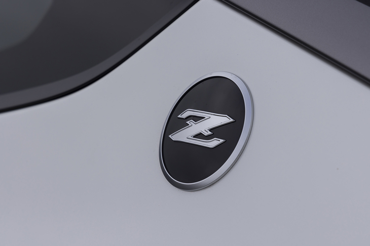 リアピラーにも同じ「Z」エンブレムがあしらわれる。これは現行型のデビュー当初から変わらない。