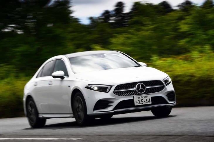 「A250eセダン」では、エンジンとモーターのパワーを生かした強烈な加速が味わえる。その速さは、パワフルなEVとして知られるテスラ車を思わせる。