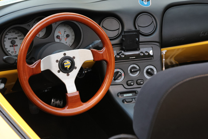 人懐っこい笑顔が印象的なひかりさんだが、なんと学生時代から乗っている「500C」はみずからユーザー車検を通しにいくと聞いてびっくり。クルマに詳しくないというが、そうして前向きに行動する姿勢は見習いたい。ちなみに「バルケッタ」のステアリングは、「ちょうど手元にMOMOがあったから装着した」とのこと。若いのに、いろいろと持ちネタの多いカーライフを送られていた。