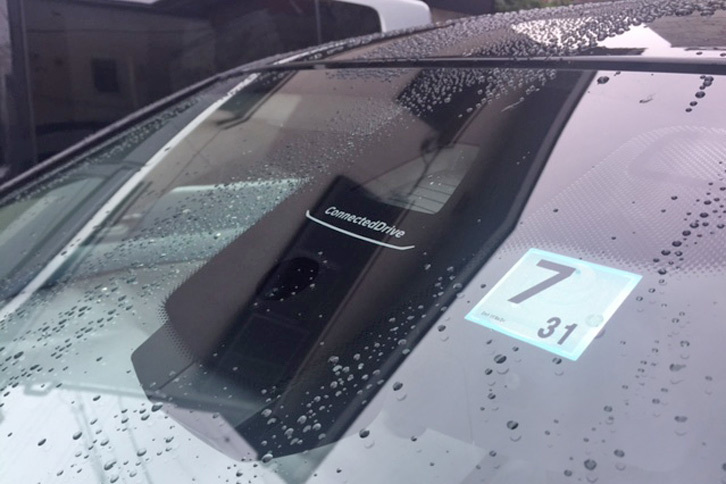 「BMW 3シリーズ」のフロントウィンドウ上部には単眼カメラが備わる。