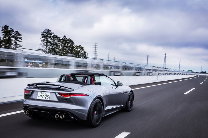 最高出力450PSの5リッターV8スーパーチャージドエンジンを搭載する「FタイプR-DYNAMICブラック コンバーチブルP450」のパフォーマンスは、0-100km/h加速4.6秒、最高速度285km/hと発表されている。