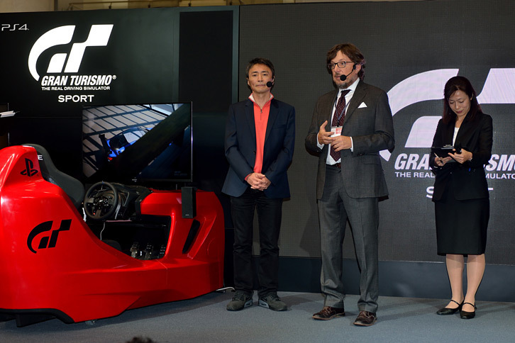 「グランツーリスモ」シリーズのプロデューサー山内一典氏（左）とザガートCEOのアンドレア・ザガート氏（中央）。