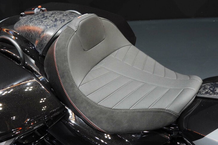 ハーレーダビッドソンCVOロードグライドST