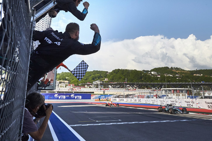 ボッタス（写真前）の勝因は、素晴らしいスタートに加え、セーフティーカー後に2位ベッテル以下を引き離せたこと。終盤のベッテル（同後ろ）の猛チャージにも耐えて見事初優勝を遂げた。ランキングでも、1位ベッテル（86点）、2位ハミルトン（73点）、そして3位ボッタス（63点）と、チャンピオン争いが視野に入ってきた。（Photo=Mercedes）