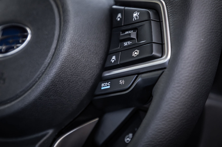 ステアリングホイールの右スポーク下部に、「SIドライブ」と「エコクルーズコントロール」の作動スイッチが配置される。