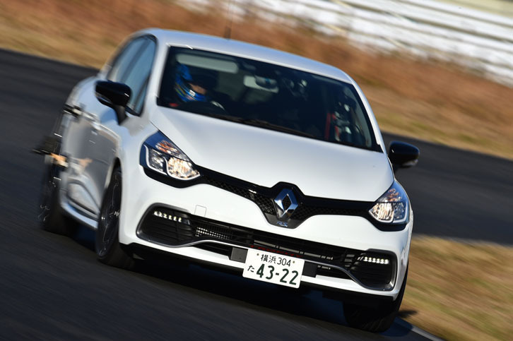 
	乾きつつある路面における、「ルーテシアR.S.トロフィー」の計測タイムは、1分20秒583。ウエット路面で記録した1分21秒972よりも、およそ1.4秒短縮された。
	