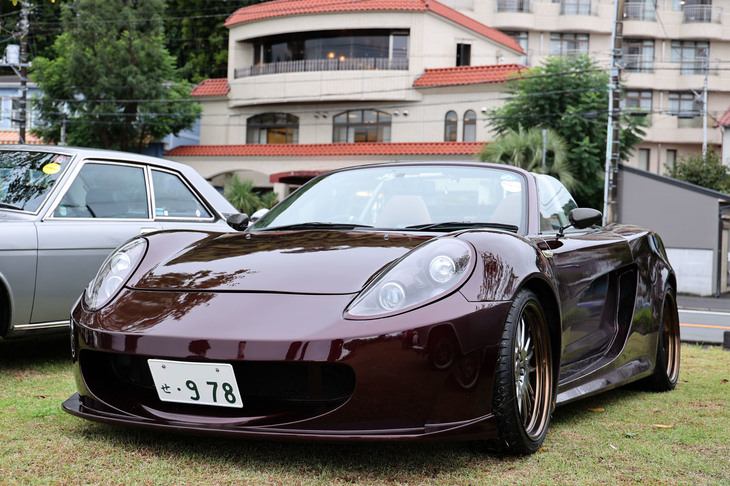 「なんじゃこりゃ？」と思ったら、車名は「アブフラッグMRスパイダーZZ」。1999年「トヨタMR-S」をベースとするコンプリートカーとのこと。