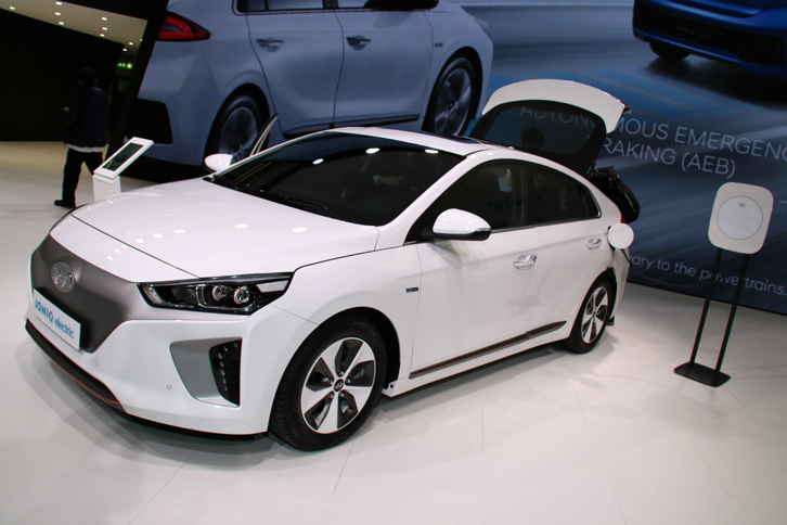 「ヒュンダイ・アイオニック エレクトリック」。出力28kWhのリチウムイオンポリマー電池を搭載する。