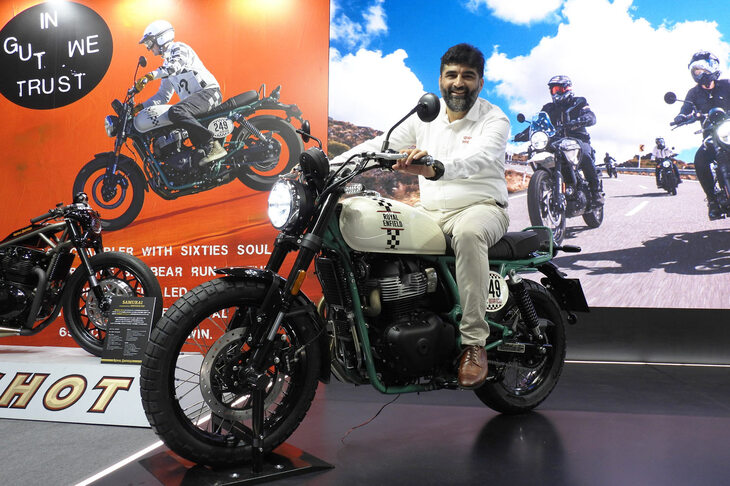 アヌージ・ドゥア氏と「ロイヤルエンフィールド・ベア650」。