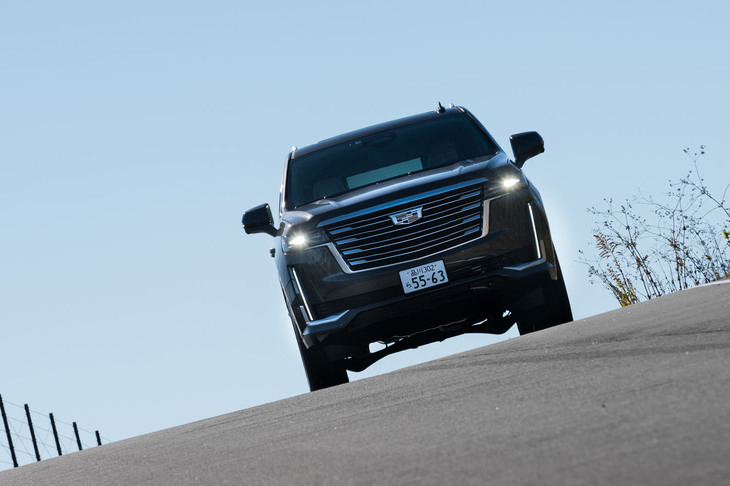 日本仕様の駆動系は6.2リッターV8ガソリンエンジンに10段AT、セレクタブル4WDの組み合わせのみだが、本国仕様にはディーゼルエンジンやFR車なども用意されている。