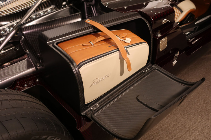 パガーニ・ウトピア ロードスター（ボディー側方の荷室）